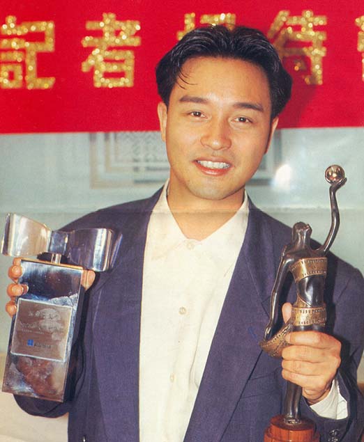 Trương Quốc Vinh không thể thay thế, anh là một trong những Celeb được yêu thích nhất tại Hồng Kông. Leslie là biểu tượng nhạc Cantopop, nhận vô số giải thưởng âm nhạc danh giá. Đối với khán giả phương Tây, anh được biết đến là một diễn viên kiệt xuất. Với sự thể hiện xuất sắc qua các vai diễn trong những bộ phim: Anh Hùng Bản Sắc, Yên Chi Khấu, A Phi Chính Truyện, Bá Vương Biệt Cơ, Viva Erotica, Happy Together. Không thể kể hết những lần Leslie được đề cử cũng như đoạt giải tại các Liên hoan phim danh giá bậc nhất. Là một nghệ sĩ bisexual, Leslie là người đi đầu trong việc ủng hộ cộng đồng LGBT trên các phương tiện truyền thông đại chúng tại Hồng Kông. Leslie từng hợp tác với Jean Paul Gaultier, nhà thiết kế huyền thoại haute couture người Pháp, tạo ra những bộ trang phục vượt khỏi chuẩn mực và rất Leslie, dung hòa cùng thần thái của Leslie trên sân khấu. Dù anh đã qua đời vào năm 2003, Trương Quốc Vinh vẫn là một biểu tượng Hồng Kông được yêu mến, ngôi sao vẫn tỏa sáng trong trái tim và tâm trí của hầu hết người dân Hồng Kông và trên toàn châu Á. Tác phẩm phải xem: Happy Together, được đề cử giải Cành cọ vàng tại Liên hoan phim Cannes 1997.
