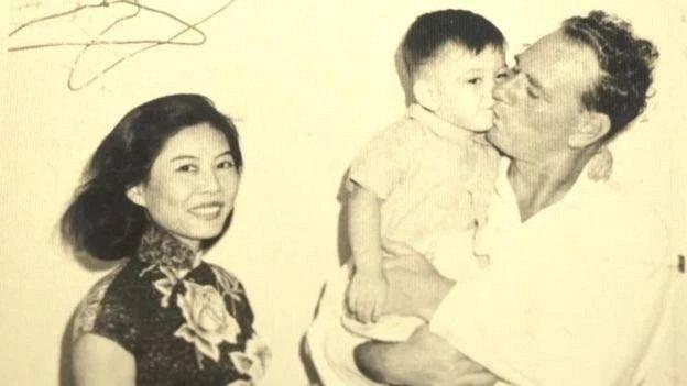 黃秋生 Huỳnh Thu Sinh, sinh ngày 02 tháng 09 năm 1961 tại Hồng Kông thuộc Anh. Mang trong mình 1/2 dòng máu Anh. Cha anh - ông Frederick William Perry là một quan chức cấp cao của chính quyền Hồng Kông thuộc Không quân Hoàng Gia Anh đóng tại Hồng Kông. Còn mẹ anh là người Đài Sơn, Quảng Đông.