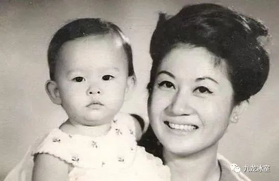 Khi Ông Tĩnh Tinh được một tuổi, cha mẹ cô ly hôn, mẹ cô - Bà Triệu Tiểu Du (赵小瑜) đưa cô bé Ông Tĩnh Tinh đến sống ở Hồng Kông định cư.